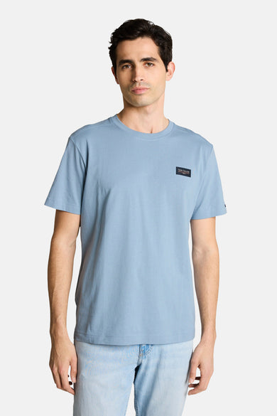 Blauw T-shirt met korte mouwen van Tom Tailor, achterkant, gedragen met een lichte spijkerbroek.
