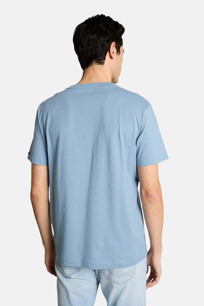 T-shirt bleu à manches courtes de Tom Tailor, vue arrière, porté avec un jean clair.