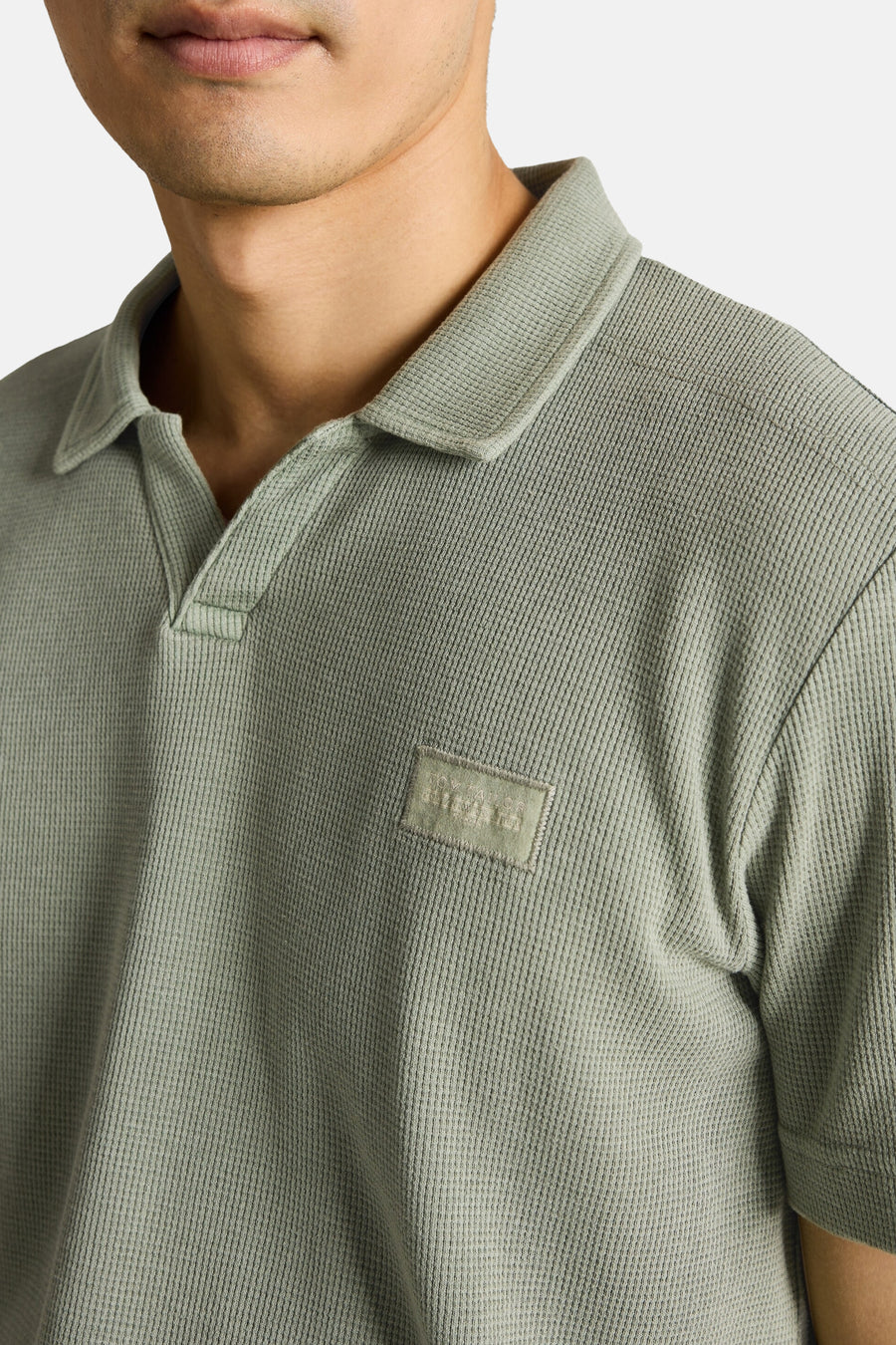 Tom Tailor poloshirt met open kraag, wafelstructuur en klein geborduurd embleem op de borst.