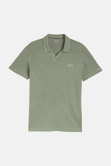 Tom Tailor poloshirt van wafelbrei, met polokraag en V-hals, logo-badge op de borst en label op de mouw.