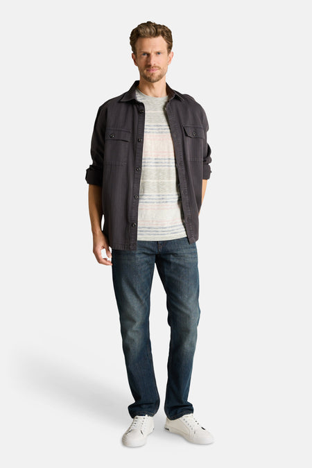 T-shirt à manches courtes multicolore de Tom Tailor à rayures, porté sous une chemise gris foncé ouverte avec un jean.