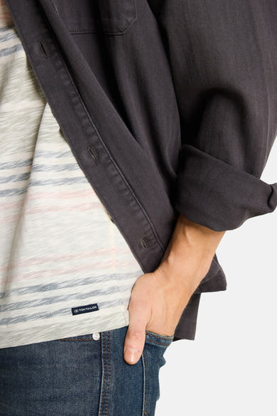T-shirt à manches courtes multicolore de Tom Tailor, rayé, porté sous une chemise gris foncé à chevrons avec un jean bleu.