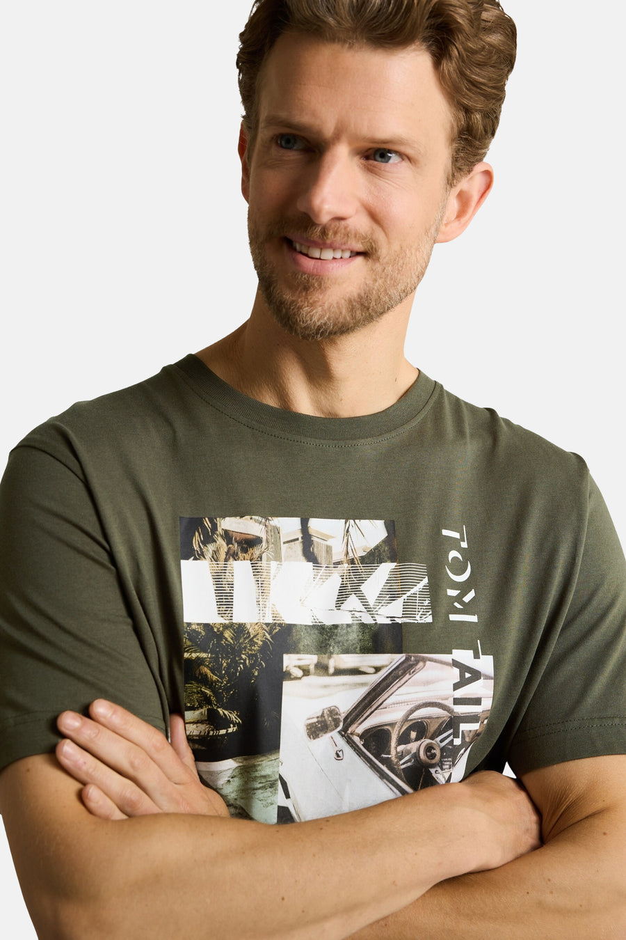T-shirt vert à manches courtes de Tom Tailor avec motif graphique de paysages tropicaux, voiture et les inscriptions 'VIVA' et 'TOM TAILOR'.