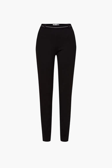 Pantalon noir de RAPHAELA, coupe droite, avec une ceinture fine blanche.