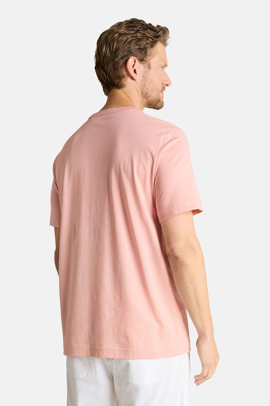Roze T-shirt met korte mouwen van Tom Tailor, gedragen door een man, van achteren en van opzij gezien, met een witte broek.