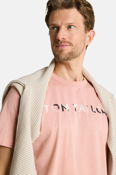 Roze T-shirt van Tom Tailor met 'TOM TAILOR' belettering met patroon, gecombineerd met een beige gebreide trui met strepen op de schouders.