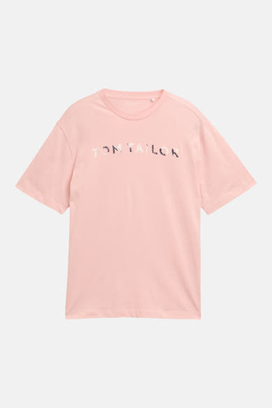 Roze T-shirt van Tom Tailor met het "TOM TAILOR" logo in een patroon op de borst gedrukt.
