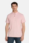 Polo rose de Tom Tailor avec col classique, trois boutons sombres et logo embossé, porté par un homme en jean.