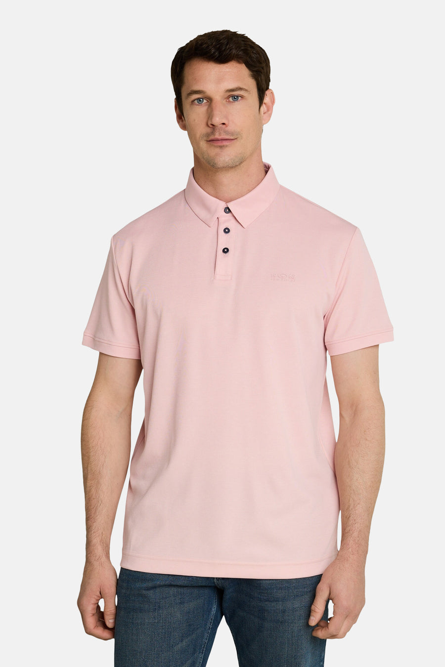 Polo rose de Tom Tailor avec col classique, trois boutons sombres et logo embossé, porté par un homme en jean.