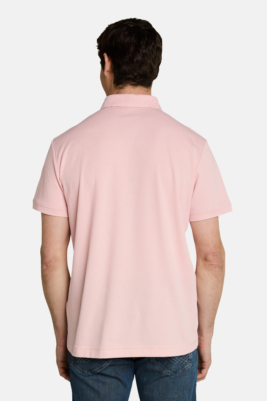 Polo rose pâle de Tom Tailor, en tissu piqué, porté de dos par un homme en jean.
