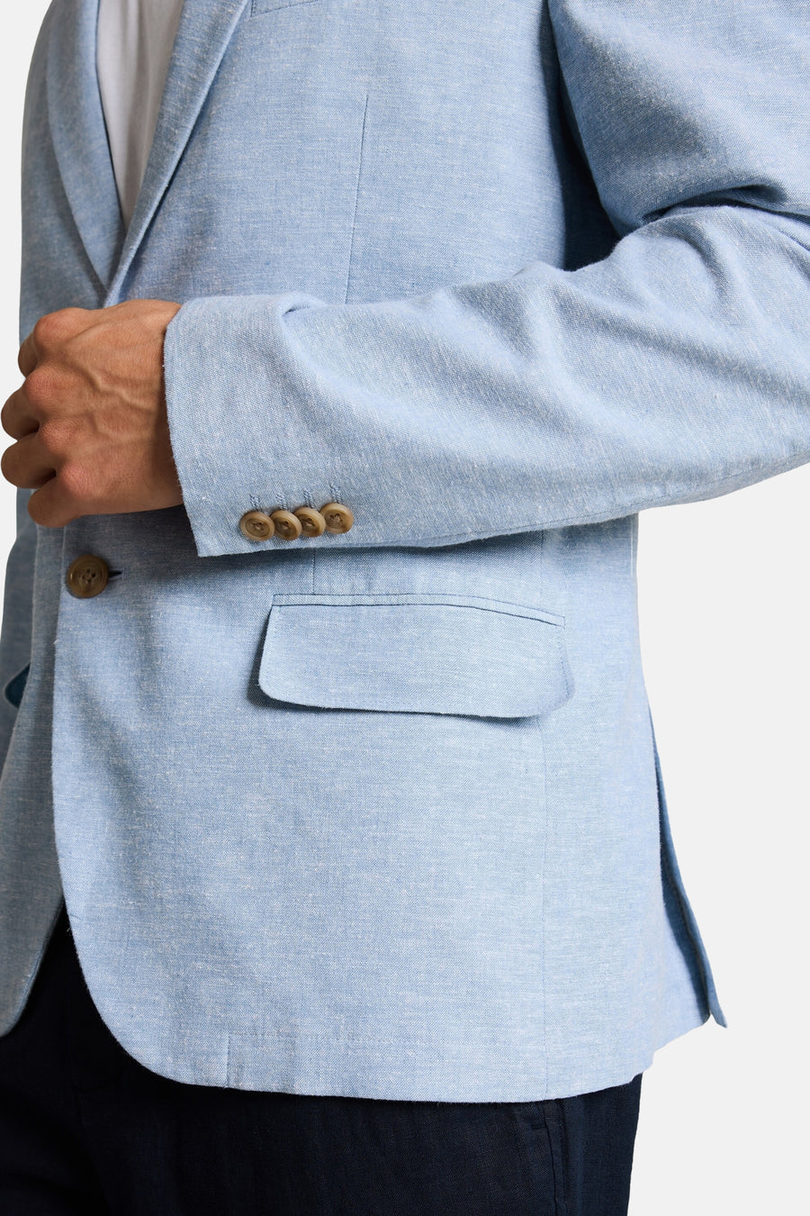 Blazer bleu clair texturé de Tom Tailor, avec boutons marron et poche plaquée.