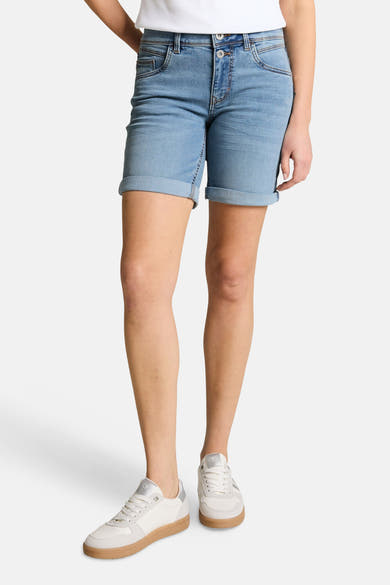 Bermuda en jean bleu clair de Tom Tailor, porté avec revers et poches avant visibles.