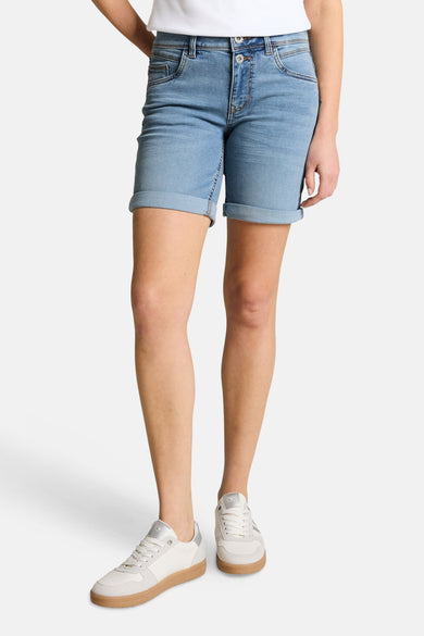 Lichtblauwe spijkerbroekshorts van Tom Tailor, van achteren gezien, met omslagen en een V-uitsnede in de taille.