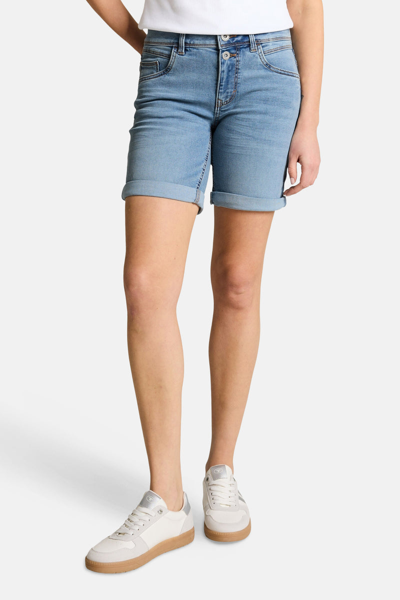 Lichtblauwe spijkerbroekshorts van Tom Tailor, van achteren gezien, met omslagen en een V-uitsnede in de taille.