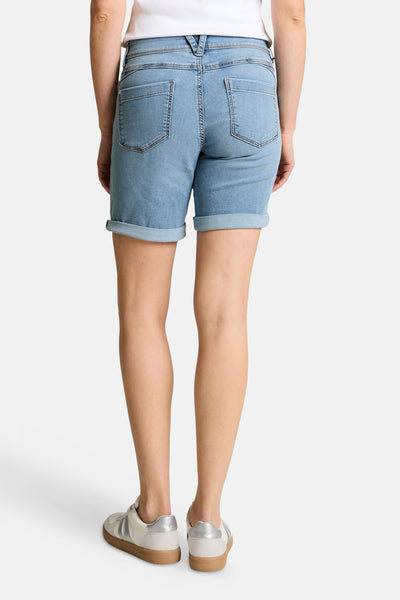 Bermuda en jean bleu clair de Tom Tailor, vu de dos, avec des revers et une découpe en V à la taille.