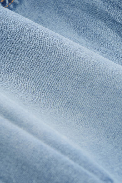 Bermuda en jean bleu clair de Tom Tailor, avec texture denim visible et plis doux.