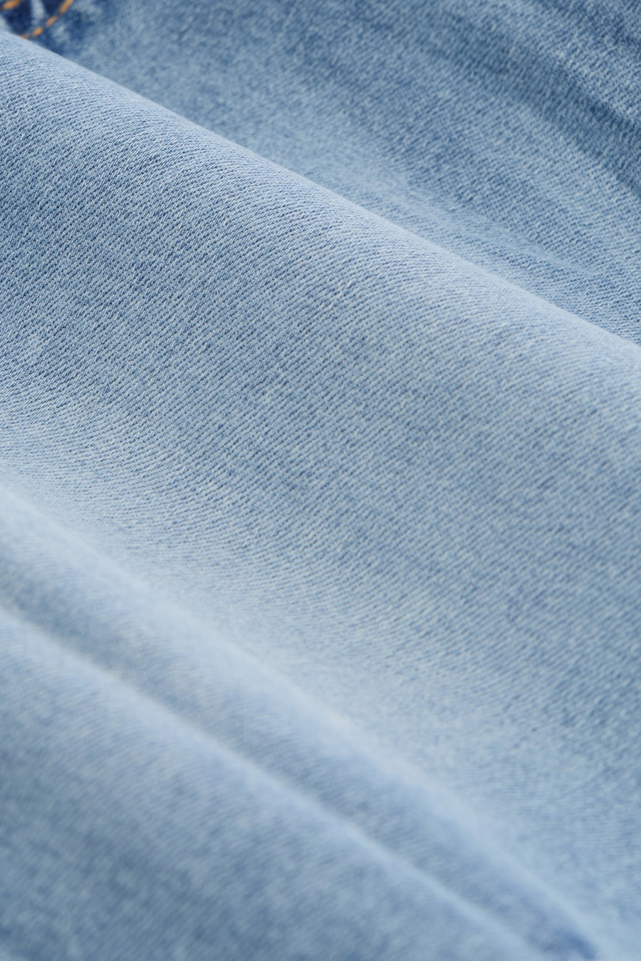 Bermuda en jean bleu clair de Tom Tailor, avec texture denim visible et plis doux.