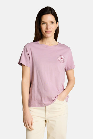 Top uni rose à manches courtes de Tom Tailor avec motif floral esquissé, col rond, porté par une femme.