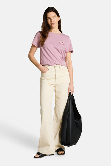 Top uni à manches courtes rose de Tom Tailor orné d'un motif floral esquissé, porté avec un jean clair et un sac noir.