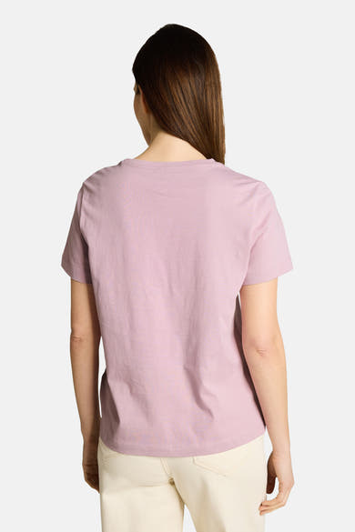 Top uni à manches courtes rose de Tom Tailor, vue de dos sur un mannequin portant un pantalon clair.