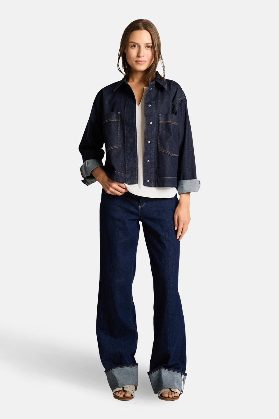 Chemisier à manches longues blanc de Tom Tailor, porté avec une veste en jean et un pantalon évasé.