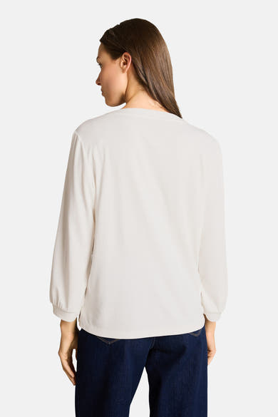 Wit overhemd met lange mouwen van Tom Tailor, van achteren gezien, gedragen met een donkerblauwe jeans.