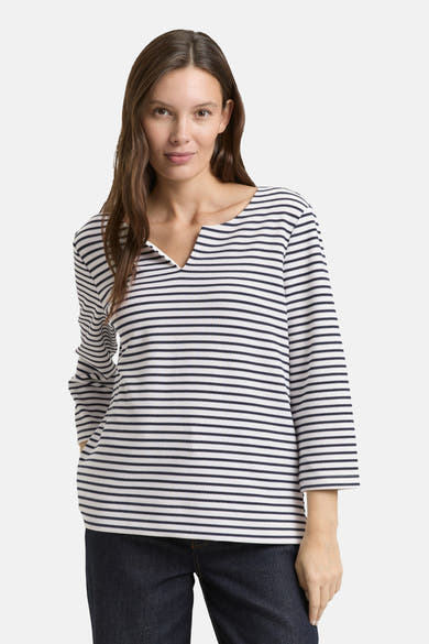 Wit en marineblauw gestreept T-shirt met lange mouwen van Tom Tailor, op een paspop van achteren gezien.
