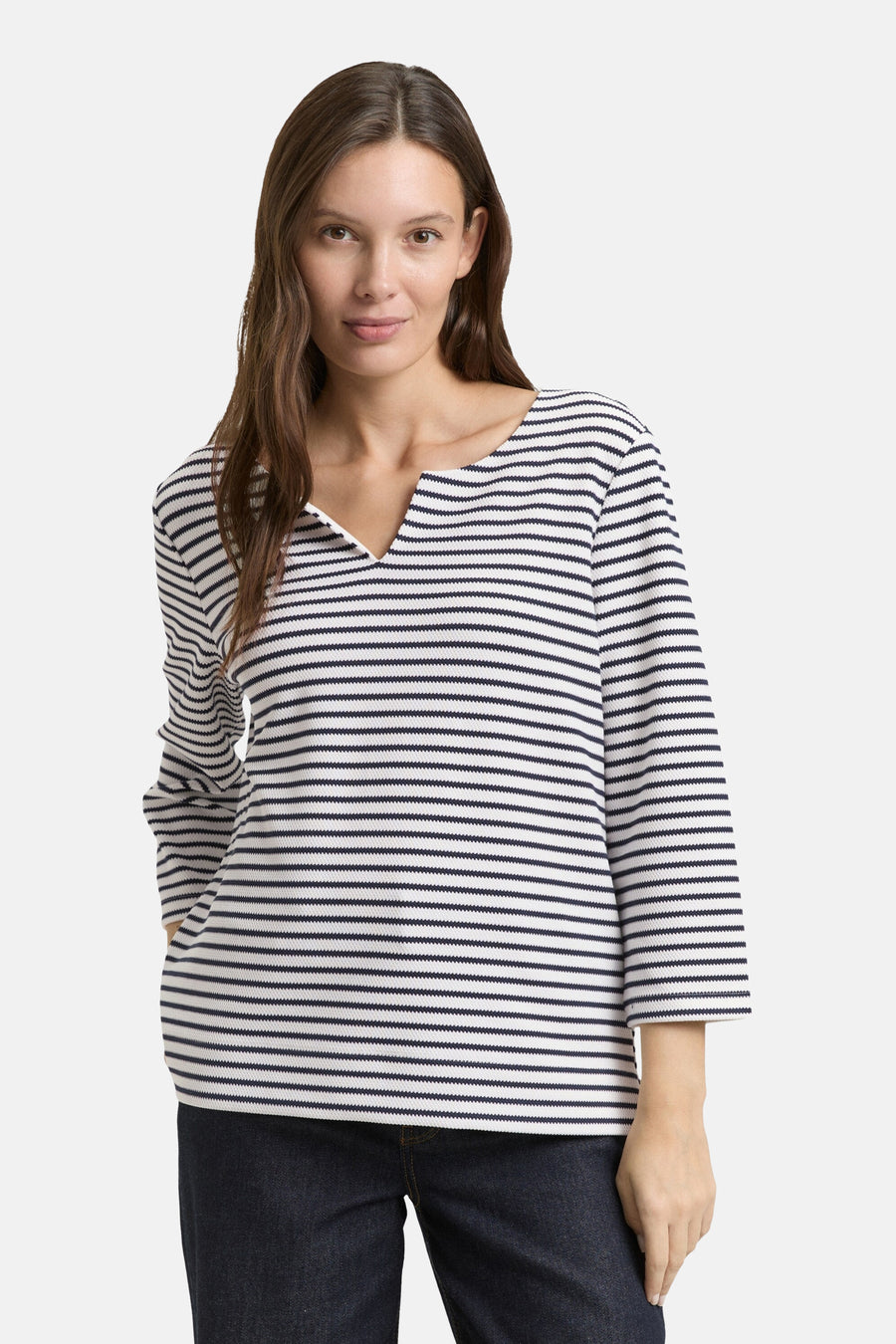 Wit en marineblauw gestreept T-shirt met lange mouwen van Tom Tailor, op een paspop van achteren gezien.