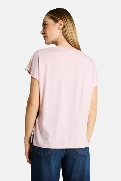 T-shirt à manches courtes rose pâle de Tom Tailor avec motifs multicolores sur les épaules, vue de dos.