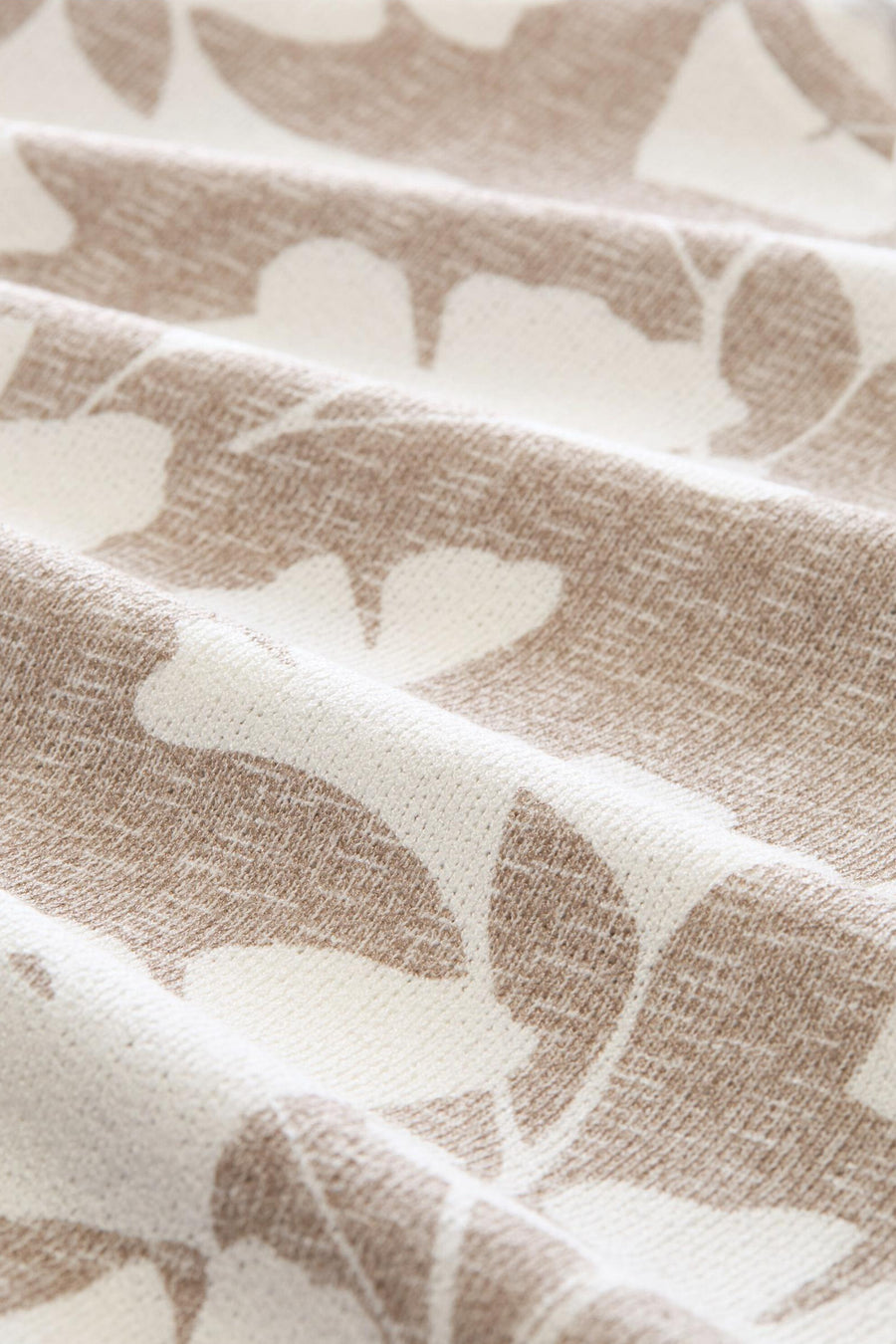 T-shirt beige à motif de feuilles par Tom Tailor, en jersey texturé légèrement froissé.