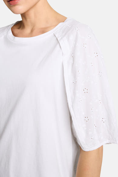 Wit effen T-shirt met korte mouwen van Tom Tailor met geborduurde en kanten bloemenpatronen op de mouwen.