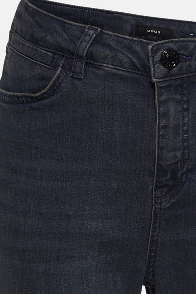 OPUS blauwe skinny jeans, met voorzak en zwarte knoopsluiting.