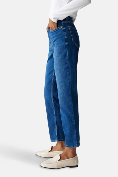 Jean skinny bleu moyen en denim d'OPUS, porté avec des mocassins couleur crème.