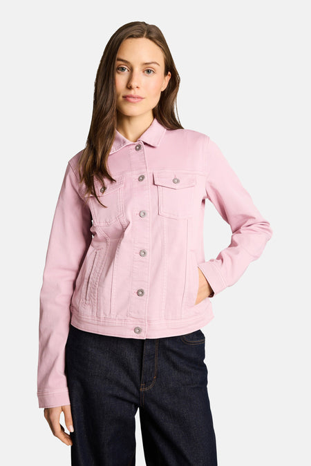 Roze spijkerjasje van Tom Tailor, achterkant, met naden en knopen, gedragen over een donkere spijkerbroek.