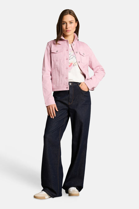 Veste en jean rose de Tom Tailor à coupe droite, portée avec un t-shirt blanc et un jean large bleu foncé.