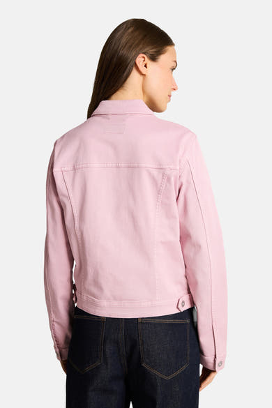 Veste en jean rose de Tom Tailor, vue de dos, avec coutures et boutons, portée sur un jean foncé.