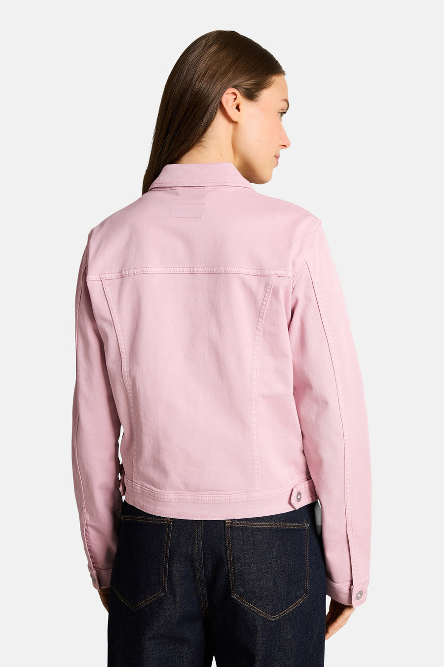 Veste en jean rose de Tom Tailor, vue de dos, avec coutures et boutons, portée sur un jean foncé.