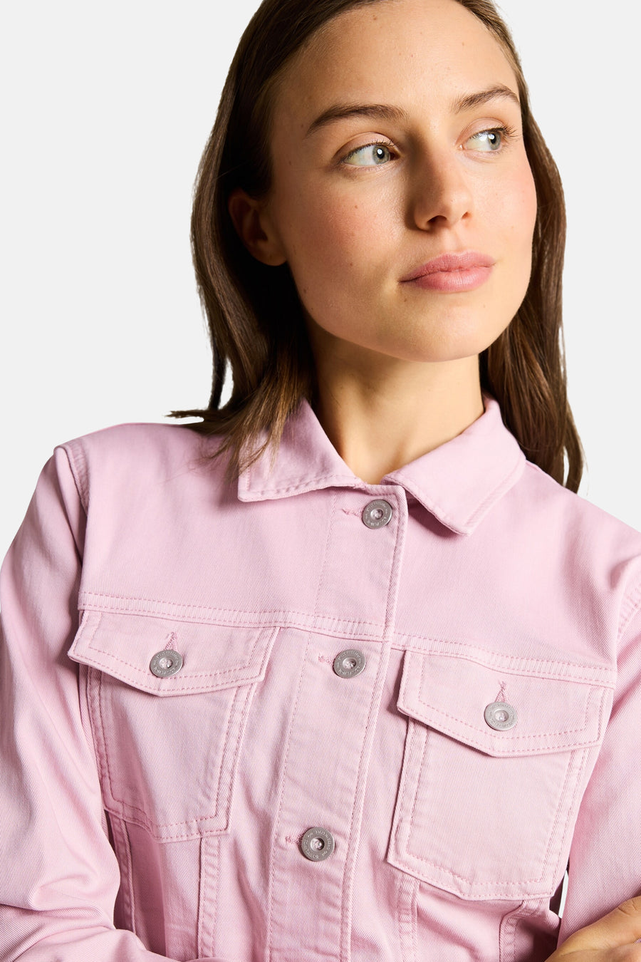 Roze spijkerjas van Tom Tailor met keperbinding, metalen knopen en borstzakken met klep, gedragen door een vrouw.