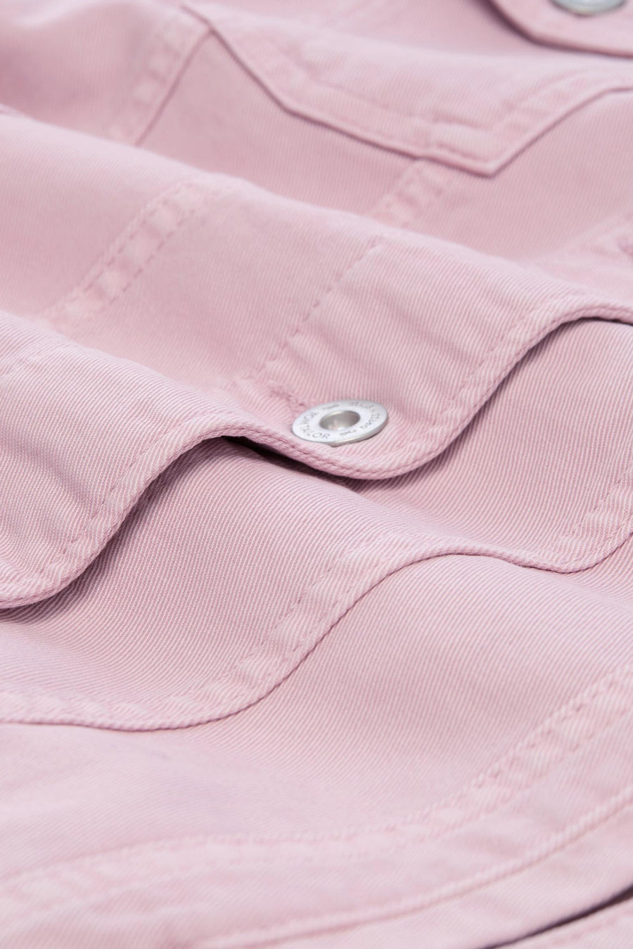 Roze spijkerjasje van Tom Tailor, met metalen knoop en keperbinding.