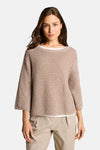 Taupe trui van Tom Tailor in textuurgebreid met driekwartmouwen, achterzijde op een beige broek.