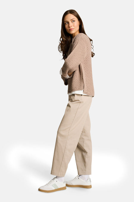Pull taupe à col rond de Tom Tailor, en maille texturée avec fentes latérales, porté sur un t-shirt blanc.