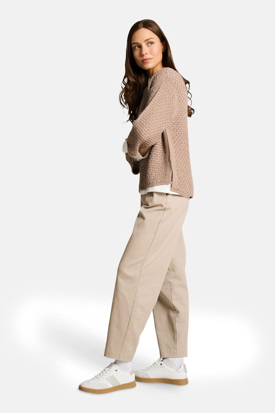 Pull taupe à col rond de Tom Tailor, en maille texturée avec fentes latérales, porté sur un t-shirt blanc.