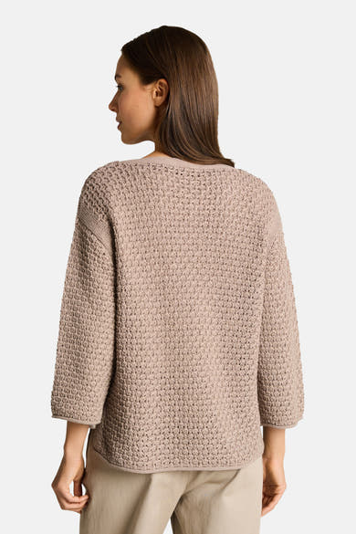 Pull taupe de Tom Tailor en maille texturée avec manches trois-quarts, vue de dos sur un pantalon beige.