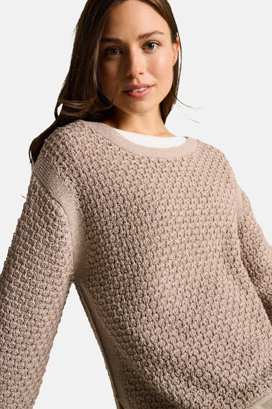 Pullover O taupe van Tom Tailor in een getextureerd breisel, gedragen over een wit T-shirt.
