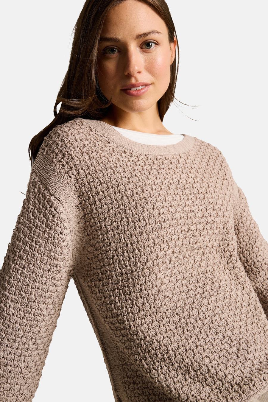 Pullover O taupe van Tom Tailor in een getextureerd breisel, gedragen over een wit T-shirt.