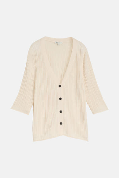 Cardigan écru de Tom Tailor en maille côtelée avec col V, manches 3/4 et boutons noirs.