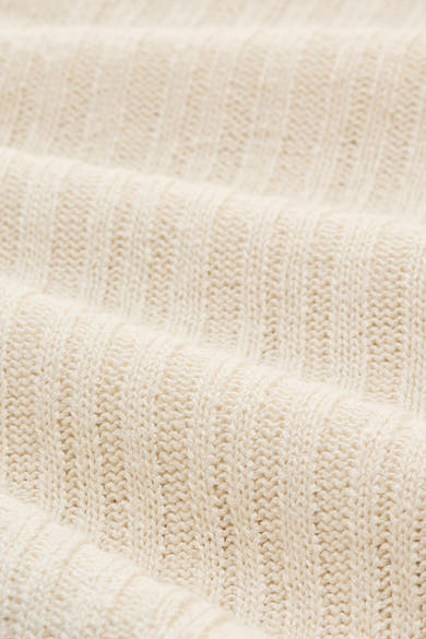 Cardigan écru de Tom Tailor en gros plan, avec un tricot côtelé vertical doux.