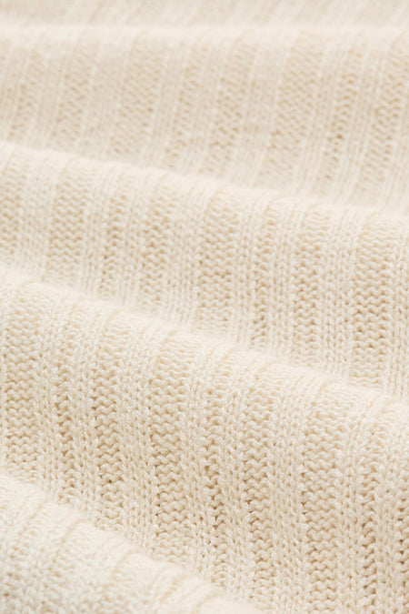 Cardigan écru de Tom Tailor en gros plan, avec un tricot côtelé vertical doux.