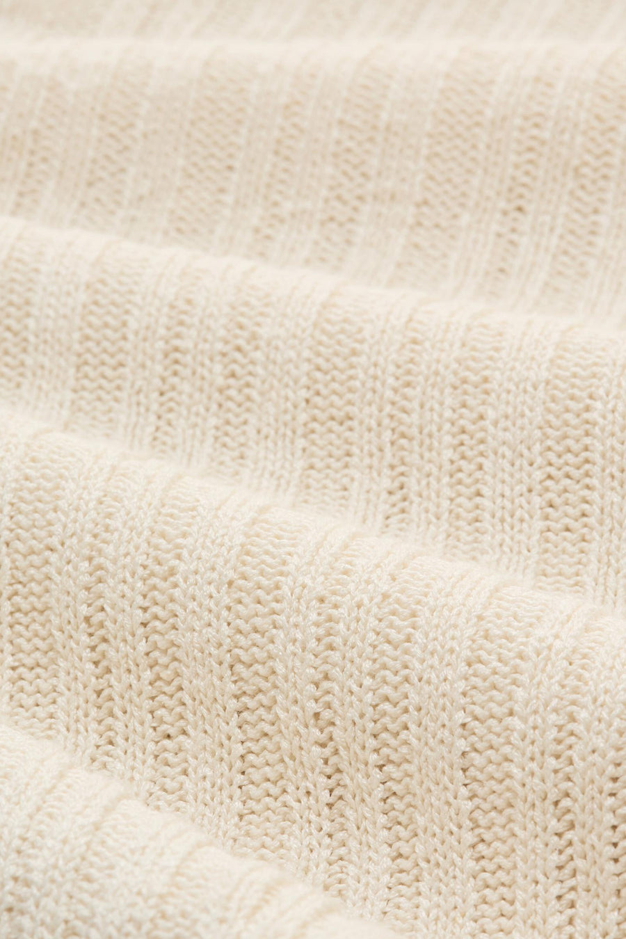 Cardigan écru de Tom Tailor en gros plan, avec un tricot côtelé vertical doux.