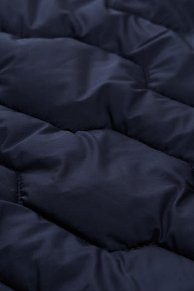 Veste courte bleue de Tom Tailor, motif matelassé avec texture lisse.